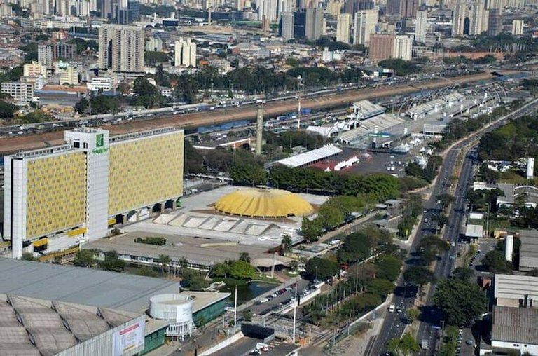 Um dormitório espaçoso no Copan + AC e cama Queen