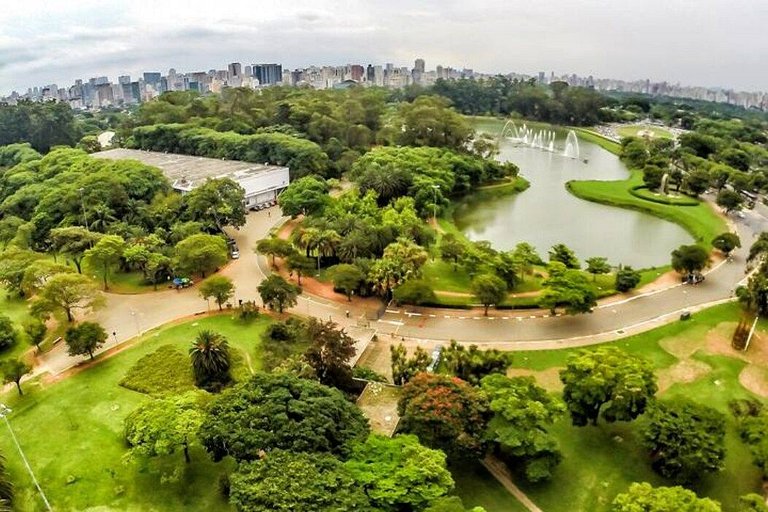 Um dormitório espaçoso no Copan + AC e cama Queen